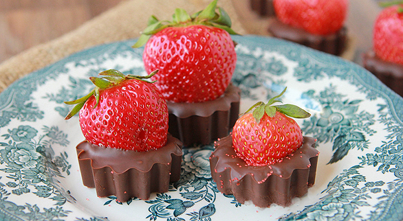 2012-05-31-strawberry-chocolates-586x322.jpg